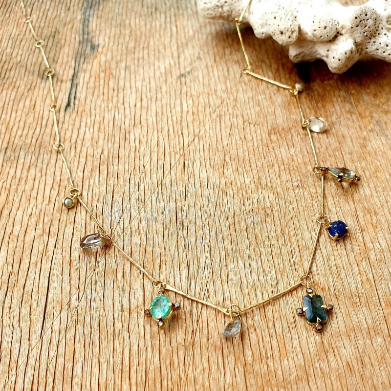 5 Octobre aukso kaklo papuošalas su deimantais, smaragdu, perlais, safyru, akvamarinu